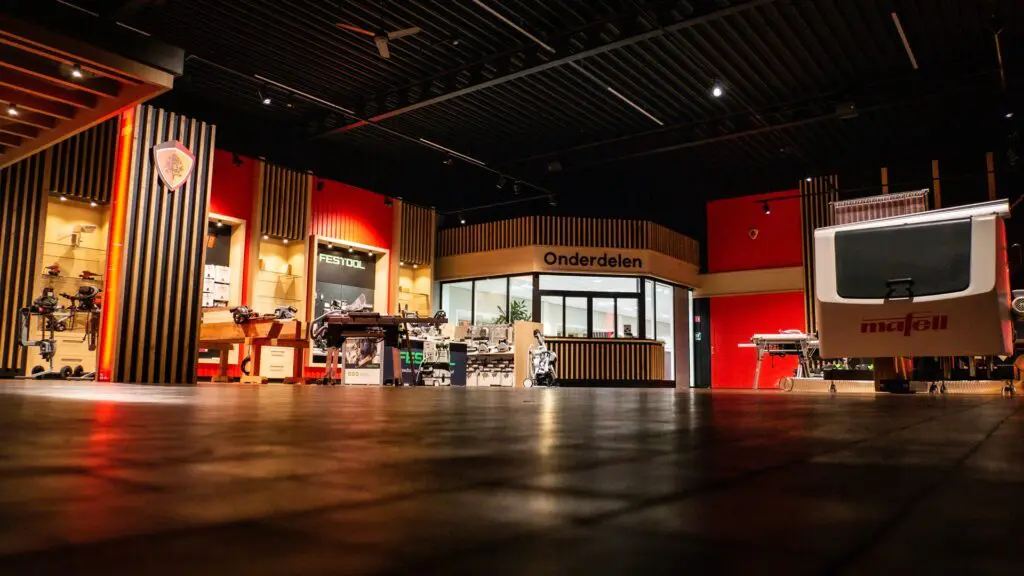 Showroom hal van De Groot Bewerkingsmachines